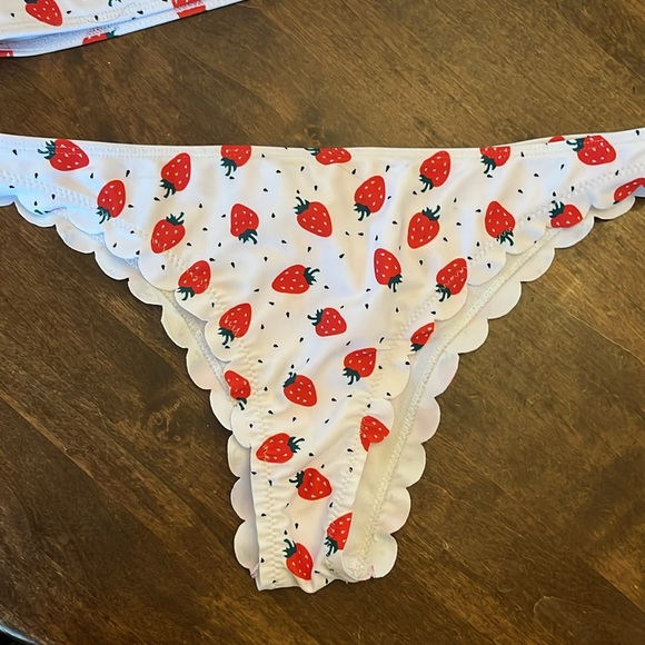 Strawberry print bikini with scallops size Medium - Picture 2 of 7